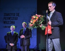 THE ANGELUS AWARD WINNER RECEIVES A UNIQUE STATUETTE BY EVA ROSSANO AND A CHECK FOR 150,000 ZLOTY. PAVOL RANKOV, WHO ALSO WON THE NATALIA GORBANEVSKAYA AUDIENCE AWARD, RECEIVES IT FROM WROCLAW PRESIDENT RAFAL DUTKIEWICZ AND THIS YEAR’S JURY HEAD MYKOLA RIABCHUK