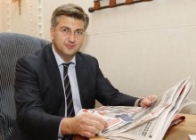 ANDREJ PLENKOVIC TOOK A GREAT INTEREST IN DEN/THE DAY, AND TOOK A COPY OF EACH AS KEEPSAKES. THE MEP ALSO NOTED THAT THE CROATIAN LANGUAGE WAS MORE SIMILAR TO UKRAINIAN THAN POLISH WAS